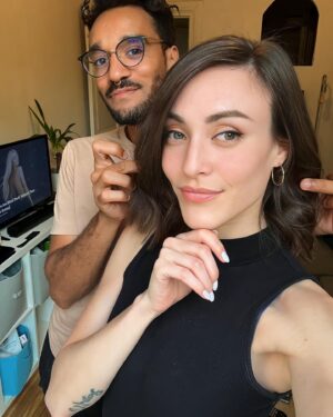 Morgane Enselme Instagram - Retrouvailles avec @morganouatta ♥️♥️♥️ J’ai parcouru le monde et je trouve pas meilleur que lui pour les coupes de cheveux. Il a l’oeil expert et le ciseau magique ✂️🪄😍 Et au bout de 5 minutes, on se re-croit dans une télé-réalité évidemment, on re-sort nos meilleures poses😅 // Reunited with @morganouatta ♥️♥️♥️