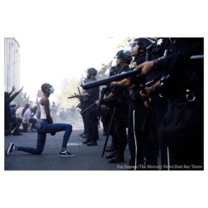 Morgane Enselme Instagram - (EN version below) #BlackLivesMatter - 2020 est l’année où nos coeurs se brisent tous les mois. Où l’on à peine le temps de guérir à l’intérieur avant de plonger dans un nouveau drame. Malgré tout, s’il y a une chose qui m’a donné espoir tout au long de cette année si violente, c’est le pouvoir de la solidarité. De voir des gens qui s’entraident, se soutiennent, et qui luttent ensemble contre des ennemis communs, que ce soit le coronavirus ou le racisme. Je ne vais pas prétendre que j’ai les solutions pour vaincre l’un ou l’autre, mais je peux au moins faire entendre ma voix, et soutenir ceux qui se battent aujourd’hui contre la violence raciale. Une violence qui, loin d’être aveugle, choisit précisément ses victimes selon un critère odieux et injuste. Je partage ces quelques photos et ressources en soutien aux victimes. Je refuse le silence. .
1. Picture of the woman kneeling from @daisugano
2. Picture with the fist up from @wa.deen
3. Pic of the book “Why I’m no longer talking (to white people) about race” from @fantasticbooksandwheretofindem
4. Pic of the book « Me and White Supremacy » from @quercusbooks
5. Link of an article about the @mnfreedomfund and 8 organizations who bail out protestors https://www.vogue.com/article/how-to-help-bail-out-george-floyd-protestors
.
🚨 Never share protestors faces when you share pictures // Ne partagez jamais le visage des activistes quand vous postez des photos.
.
#BlackLivesMatter - 2020 is the year where we get our hearts broken every month. Where we barely have time to heal inside before diving into another tragedy. Despite all of this, if there’s one thing who gave me hope throughout this violent year, it’s the power of solidarity. It’s seeing people helping each other out, supporting each other and fighting together against common ennemies, whether the coronavirus or racism. I won’t pretend that I have the solutions to defeat one or the other, but I can at least raise my voice, and support those who fight today against racial violence. A violence who, far from being blind, chooses its victims on a hideous and unfair criteria. I share these pictures and ressources in support of the victims. I refuse silence.