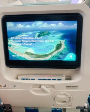 Morgane Enselme Instagram - (EN version below) Au revoir Paris, destination L.A, mais d’abord un petit tour par Tahiti ds le ciel 😁
Encore un super vol avec @airtahitinui et @edreams pour revenir à Los Angeles. Cette fois j’ai découvert encore mieux : à l’arrière de l’avion, pendant TOUT le vol, il y avait des snacks sucrés et salés en libre service. Des petits sandwiches, des kitkat, des sablés... À chaque fois que je revenais, il y avait un truc différent, et je repartais avec un nouveau trésor. Le seul souci du vol, c’est qu’à force de voir Tahiti partout, on finit vraiment par se demander quand est-ce qu’on va y faire un tour. Bon en tout cas si j’y vais, je sais avec quelle compagnie. 😊
.
.
Another great flight with @airtahitinui and @edreams to go back to LA. This time I discovered something even better : there were snacks for everybody in the back of the plane ALL ALONG : mini-sandwiches, kit kat, biscuits... Every time I’d come back, there was something different, and I’d leave with a new treasure. 😊
.
.
#TahitianDreamliner #Edreams #AirTahitiNui #partner // Création de contenu en partenariat avec Edreams, les photos et propos de ce post m’appartiennent et sont sincères.