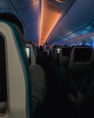 Morgane Enselme Instagram - (EN version below) Au revoir Paris, destination L.A, mais d’abord un petit tour par Tahiti ds le ciel 😁
Encore un super vol avec @airtahitinui et @edreams pour revenir à Los Angeles. Cette fois j’ai découvert encore mieux : à l’arrière de l’avion, pendant TOUT le vol, il y avait des snacks sucrés et salés en libre service. Des petits sandwiches, des kitkat, des sablés... À chaque fois que je revenais, il y avait un truc différent, et je repartais avec un nouveau trésor. Le seul souci du vol, c’est qu’à force de voir Tahiti partout, on finit vraiment par se demander quand est-ce qu’on va y faire un tour. Bon en tout cas si j’y vais, je sais avec quelle compagnie. 😊
.
.
Another great flight with @airtahitinui and @edreams to go back to LA. This time I discovered something even better : there were snacks for everybody in the back of the plane ALL ALONG : mini-sandwiches, kit kat, biscuits... Every time I’d come back, there was something different, and I’d leave with a new treasure. 😊
.
.
#TahitianDreamliner #Edreams #AirTahitiNui #partner // Création de contenu en partenariat avec Edreams, les photos et propos de ce post m’appartiennent et sont sincères.