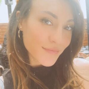Morgane Enselme Instagram - Journal d’une Frenchie à Los Angeles : 
✓ Prévoir une soirée pour voir Hamilton, la comédie musicale phénoménale retraçant la vie d’Alexander Hamilton. 
✓ Du coup, aller dîner dans un resto voisin sur Hollywood boulevard.
✓ Faire des selfies pendant que mon amie est aux toilettes.
✓ Voir le serveur me regarder en rigolant.
✓ Découvrir le sublime théâtre Pantages.
✓ Vibrer pendant un show de 3h totalement incroyable.
✓ Repartir avec des étoiles dans les yeux.
.
🇺🇸 Diary of a Frenchie in Los Angeles:
✓ Plan an evening to see Hamilton, the musical phenomenon recounting Alexander Hamilton’s life.
✓ Thus, go have dinner in a nearby restaurant on Hollywood boulevard.
✓ Take selfies while my friend is in the restrooms.
✓ See the waiter look at me and laugh.
✓ Discover the sublime Pantages theater.
✓ Be captivated for 3h by an incredible show.
✓ Leave with sparkly eyes.