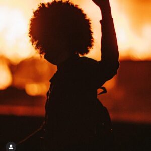 Morgane Enselme Instagram - (EN version below) #BlackLivesMatter - 2020 est l’année où nos coeurs se brisent tous les mois. Où l’on à peine le temps de guérir à l’intérieur avant de plonger dans un nouveau drame. Malgré tout, s’il y a une chose qui m’a donné espoir tout au long de cette année si violente, c’est le pouvoir de la solidarité. De voir des gens qui s’entraident, se soutiennent, et qui luttent ensemble contre des ennemis communs, que ce soit le coronavirus ou le racisme. Je ne vais pas prétendre que j’ai les solutions pour vaincre l’un ou l’autre, mais je peux au moins faire entendre ma voix, et soutenir ceux qui se battent aujourd’hui contre la violence raciale. Une violence qui, loin d’être aveugle, choisit précisément ses victimes selon un critère odieux et injuste. Je partage ces quelques photos et ressources en soutien aux victimes. Je refuse le silence. .
1. Picture of the woman kneeling from @daisugano
2. Picture with the fist up from @wa.deen
3. Pic of the book “Why I’m no longer talking (to white people) about race” from @fantasticbooksandwheretofindem
4. Pic of the book « Me and White Supremacy » from @quercusbooks
5. Link of an article about the @mnfreedomfund and 8 organizations who bail out protestors https://www.vogue.com/article/how-to-help-bail-out-george-floyd-protestors
.
🚨 Never share protestors faces when you share pictures // Ne partagez jamais le visage des activistes quand vous postez des photos.
.
#BlackLivesMatter - 2020 is the year where we get our hearts broken every month. Where we barely have time to heal inside before diving into another tragedy. Despite all of this, if there’s one thing who gave me hope throughout this violent year, it’s the power of solidarity. It’s seeing people helping each other out, supporting each other and fighting together against common ennemies, whether the coronavirus or racism. I won’t pretend that I have the solutions to defeat one or the other, but I can at least raise my voice, and support those who fight today against racial violence. A violence who, far from being blind, chooses its victims on a hideous and unfair criteria. I share these pictures and ressources in support of the victims. I refuse silence.