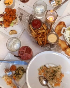 Morgane Enselme Instagram - Journal d’une Frenchie à Los Angeles : 
✓ Prévoir une soirée pour voir Hamilton, la comédie musicale phénoménale retraçant la vie d’Alexander Hamilton. 
✓ Du coup, aller dîner dans un resto voisin sur Hollywood boulevard.
✓ Faire des selfies pendant que mon amie est aux toilettes.
✓ Voir le serveur me regarder en rigolant.
✓ Découvrir le sublime théâtre Pantages.
✓ Vibrer pendant un show de 3h totalement incroyable.
✓ Repartir avec des étoiles dans les yeux.
.
🇺🇸 Diary of a Frenchie in Los Angeles:
✓ Plan an evening to see Hamilton, the musical phenomenon recounting Alexander Hamilton’s life.
✓ Thus, go have dinner in a nearby restaurant on Hollywood boulevard.
✓ Take selfies while my friend is in the restrooms.
✓ See the waiter look at me and laugh.
✓ Discover the sublime Pantages theater.
✓ Be captivated for 3h by an incredible show.
✓ Leave with sparkly eyes.