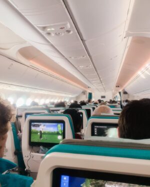 Morgane Enselme Instagram - (EN version below) Au revoir Paris, destination L.A, mais d’abord un petit tour par Tahiti ds le ciel 😁
Encore un super vol avec @airtahitinui et @edreams pour revenir à Los Angeles. Cette fois j’ai découvert encore mieux : à l’arrière de l’avion, pendant TOUT le vol, il y avait des snacks sucrés et salés en libre service. Des petits sandwiches, des kitkat, des sablés... À chaque fois que je revenais, il y avait un truc différent, et je repartais avec un nouveau trésor. Le seul souci du vol, c’est qu’à force de voir Tahiti partout, on finit vraiment par se demander quand est-ce qu’on va y faire un tour. Bon en tout cas si j’y vais, je sais avec quelle compagnie. 😊
.
.
Another great flight with @airtahitinui and @edreams to go back to LA. This time I discovered something even better : there were snacks for everybody in the back of the plane ALL ALONG : mini-sandwiches, kit kat, biscuits... Every time I’d come back, there was something different, and I’d leave with a new treasure. 😊
.
.
#TahitianDreamliner #Edreams #AirTahitiNui #partner // Création de contenu en partenariat avec Edreams, les photos et propos de ce post m’appartiennent et sont sincères.