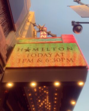 Morgane Enselme Instagram - Journal d’une Frenchie à Los Angeles : 
✓ Prévoir une soirée pour voir Hamilton, la comédie musicale phénoménale retraçant la vie d’Alexander Hamilton. 
✓ Du coup, aller dîner dans un resto voisin sur Hollywood boulevard.
✓ Faire des selfies pendant que mon amie est aux toilettes.
✓ Voir le serveur me regarder en rigolant.
✓ Découvrir le sublime théâtre Pantages.
✓ Vibrer pendant un show de 3h totalement incroyable.
✓ Repartir avec des étoiles dans les yeux.
.
🇺🇸 Diary of a Frenchie in Los Angeles:
✓ Plan an evening to see Hamilton, the musical phenomenon recounting Alexander Hamilton’s life.
✓ Thus, go have dinner in a nearby restaurant on Hollywood boulevard.
✓ Take selfies while my friend is in the restrooms.
✓ See the waiter look at me and laugh.
✓ Discover the sublime Pantages theater.
✓ Be captivated for 3h by an incredible show.
✓ Leave with sparkly eyes.