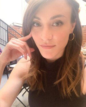 Morgane Enselme Instagram - Journal d’une Frenchie à Los Angeles : 
✓ Prévoir une soirée pour voir Hamilton, la comédie musicale phénoménale retraçant la vie d’Alexander Hamilton. 
✓ Du coup, aller dîner dans un resto voisin sur Hollywood boulevard.
✓ Faire des selfies pendant que mon amie est aux toilettes.
✓ Voir le serveur me regarder en rigolant.
✓ Découvrir le sublime théâtre Pantages.
✓ Vibrer pendant un show de 3h totalement incroyable.
✓ Repartir avec des étoiles dans les yeux.
.
🇺🇸 Diary of a Frenchie in Los Angeles:
✓ Plan an evening to see Hamilton, the musical phenomenon recounting Alexander Hamilton’s life.
✓ Thus, go have dinner in a nearby restaurant on Hollywood boulevard.
✓ Take selfies while my friend is in the restrooms.
✓ See the waiter look at me and laugh.
✓ Discover the sublime Pantages theater.
✓ Be captivated for 3h by an incredible show.
✓ Leave with sparkly eyes.