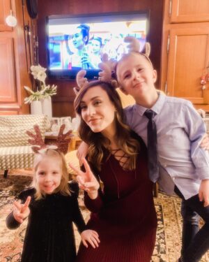 Morgane Enselme Instagram - (English version below) Joyeux Noël depuis Thionville, alias le grand Est de la France. 😄🎄❤️✨J’espère que vous passez de bonnes fêtes. De mon côté, je me gave de chocolats et des bons petits plats de ma mamie, j’apprends la vie de tata, et j’essaie de faire en sorte que mon chat ne vole pas les petites saucisses de l’apéro mais sur ce dernier point, j’ai échoué. 🙈 Je ferai mieux l’année prochaine. 😁 Joyeuses fêtes 😘
.
.
Merry Christmas from Thionville, as known as the great East of France. 😄🎄❤️✨. I hope you’re having some great holidays. On my side, I’m binging on chocolates and on my grandma’s dishes, learning to be an auntie, and trying to make sure my cat doesn’t steal the sausages of the appetizers. On this last point, I failed. 🙈 I’ll do better next year 😁 Happy Holidays 😘
.
.
#Noel #Christmas #JoyeuxNoel #ArretezDePousserLesDessertsVersMoi