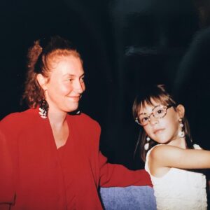 Morgane Enselme Instagram - Joyeuse fête des mères ❤️Merci pour tout maman d’amour. Toi qui a créé un compte insta pour suivre toutes mes aventures 😂😘 Merci d’avoir traversé l’océan pour venir jusqu’à moi 🙏 Merci pour ces deux semaines en airbnb juste toutes les deux. Pour le café le matin, les calins, les restos, les bisous, les affaires ramenées à dos de maman, les visites, la patience, le soutien, les gros calins, les rires, les blagues et les marches main dans la main. 🙏❤️💕 Oú que je sois dans le monde, je sens ton soutien avec moi et il me suffit de penser à toi pour me sentir aimée. À travers le temps et l’espace, je t’aime et j’apprends la vie à tes côtés. ❤️
.
.
.
🇺🇸 Happy mother’s day ❤️ Thank you for everything mom. Thank you for crossing the ocean to come to me 🙏 Thank you for these 2 weeks of airbnb just the two of us. For the coffee in the morning, the hugs, the restaurants, the kisses, the visits, the patience, the support, the super hugs, the laughs, the jokes, and the walks holding hands. 🙏❤️💕 Wherever I am in the world, I feel your support with me and I just need to think about you to feel loved. Through time and space, I love you and I learn life by your side. ❤️