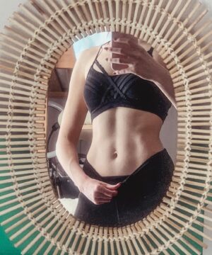 Morgane Enselme Instagram - (English version below) // Quels sont les rituels de confinement qui vous ont aidé à tenir jusqu’ici ? De mon côté, après 6 semaines et demi de crunchs, de planches et de russian twists, une de mes petites victoires est de voir des abdos revenir sur mon petit ventre après deux années de désertion. Quand le confinement a commencé, je me suis promis que je n’allais pas revivre Secret Story, où j’avais perdu toute activité sportive du jour au lendemain et où on ne pouvait pas vraiment faire de sport vu que l’eau chaude était rationnée à 30 min par jour à se partager à 18 (avec 2 douches). Cette fois, de chez moi avec de l’eau chaude non rationnée (✌️), je me suis dit “Ok Morgane, on va faire des petits exercices tous les jours, même si c’est 5-10 minutes”. J’ai commencé le 17 mars et j’ai réussi à tenir un rythme 5-6 séances par semaine, en augmentant l’intensité petit à petit. Ce n’est pas grand chose, mais ces petits abdos me font plaisir parce que je me dis que j’ai au moins réussi ça pendant cette période de folie totale et d’imprévisibilité hardcore. J’ai fait un petit truc qui était en mon pouvoir et qui m’a fait du bien. Parfois, c’est tout ce qu’on peut faire face à une situation qui nous dépasse. Je ne partage pas cette photo pour que vous vous mettiez la pression, mais plus pour dire “Hey, on va y arriver, pas à pas, on va se concentrer sur des petits gestes qui nous apaisent ou nous motivent et on va sortir de ce brouillard”. 💪❤️✨.
.
What are the lockdown rituals who helped you until now ? On my side, after 6,5 weeks of crunches, planks, and Russian twists, one of my small victories is to see abs coming back on my little belly after 2 years of disparition. When the lockdown started, I told myself “Ok morgane, we’re going to do small exercises every day, even if it’s only 5-10 mins”. It’s not a huge thing, but these little abs comfort me because I tell myself that at least, I accomplished this during this period of complete craziness and hardcore unpredictability. I did a small thing who was in my power and made me feel better. Sometimes, it’s all we can do in front of a situation who overtakes us. 💪❤️✨