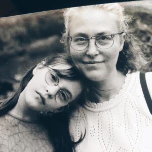 Morgane Enselme Instagram - Joyeuse fête des mères ❤️Merci pour tout maman d’amour. Toi qui a créé un compte insta pour suivre toutes mes aventures 😂😘 Merci d’avoir traversé l’océan pour venir jusqu’à moi 🙏 Merci pour ces deux semaines en airbnb juste toutes les deux. Pour le café le matin, les calins, les restos, les bisous, les affaires ramenées à dos de maman, les visites, la patience, le soutien, les gros calins, les rires, les blagues et les marches main dans la main. 🙏❤️💕 Oú que je sois dans le monde, je sens ton soutien avec moi et il me suffit de penser à toi pour me sentir aimée. À travers le temps et l’espace, je t’aime et j’apprends la vie à tes côtés. ❤️
.
.
.
🇺🇸 Happy mother’s day ❤️ Thank you for everything mom. Thank you for crossing the ocean to come to me 🙏 Thank you for these 2 weeks of airbnb just the two of us. For the coffee in the morning, the hugs, the restaurants, the kisses, the visits, the patience, the support, the super hugs, the laughs, the jokes, and the walks holding hands. 🙏❤️💕 Wherever I am in the world, I feel your support with me and I just need to think about you to feel loved. Through time and space, I love you and I learn life by your side. ❤️