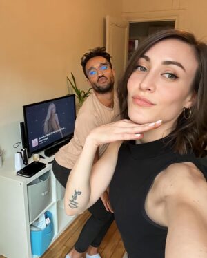 Morgane Enselme Instagram - Retrouvailles avec @morganouatta ♥️♥️♥️ J’ai parcouru le monde et je trouve pas meilleur que lui pour les coupes de cheveux. Il a l’oeil expert et le ciseau magique ✂️🪄😍 Et au bout de 5 minutes, on se re-croit dans une télé-réalité évidemment, on re-sort nos meilleures poses😅 // Reunited with @morganouatta ♥️♥️♥️