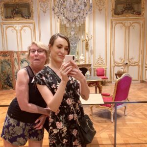 Morgane Enselme Instagram - Joyeuse fête des mères ❤️Merci pour tout maman d’amour. Toi qui a créé un compte insta pour suivre toutes mes aventures 😂😘 Merci d’avoir traversé l’océan pour venir jusqu’à moi 🙏 Merci pour ces deux semaines en airbnb juste toutes les deux. Pour le café le matin, les calins, les restos, les bisous, les affaires ramenées à dos de maman, les visites, la patience, le soutien, les gros calins, les rires, les blagues et les marches main dans la main. 🙏❤️💕 Oú que je sois dans le monde, je sens ton soutien avec moi et il me suffit de penser à toi pour me sentir aimée. À travers le temps et l’espace, je t’aime et j’apprends la vie à tes côtés. ❤️
.
.
.
🇺🇸 Happy mother’s day ❤️ Thank you for everything mom. Thank you for crossing the ocean to come to me 🙏 Thank you for these 2 weeks of airbnb just the two of us. For the coffee in the morning, the hugs, the restaurants, the kisses, the visits, the patience, the support, the super hugs, the laughs, the jokes, and the walks holding hands. 🙏❤️💕 Wherever I am in the world, I feel your support with me and I just need to think about you to feel loved. Through time and space, I love you and I learn life by your side. ❤️