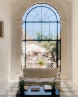 Morgane Enselme Instagram - Découverte d’un spot de folie pour bruncher à Los Angeles: patio caché dans un hôtel oú l’on mange à côté de la piscine et des palmiers 🌴😎 C’était l’endroit parfait pour célébrer nos 4 ans d’amitié avec @fedi_volpe 🤗❤️ // 
🇺🇸 Found an amazing spot to brunch in Los Angeles: a hidden patio in a hotel where we ate next to the pool and palm trees 🌴😎 It was the perfect place to celebrate our 4 years of friendship with @fedi_volpe 🤗❤️