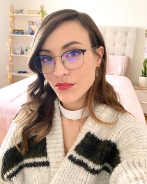 Morgane Enselme Instagram - Moi en selfie VS La vraie moi dans ma chambre quelques minutes après, épuisée par mes photos // Me in a selfie VS the real me in my room a few minutes after, exhausted by my pictures.