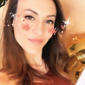 Morgane Enselme Instagram - Une semaine tout pile depuis que mon bébé #TreizeSemaines est sorti 😍 Merci à tous pour le soutien et les jolis messages que je reçois ❤️ Ça fait du bien de voir qu’il y a des gens qui partagent mes valeurs et reçoivent les messages que j’ai voulu faire passer dans le livre 🌺🌼🌸. Point logistique : le livre est en rupture de stock sur Amazon. Je fais tout pour qu’il soit réassorti mais en attendant il y a 2 options : passer directement par la Fnac pour une commande en ligne ou une librairie pour achat physique. Sinon, si vous avez déjà commandé sur Amazon et que vous en avez marre d’attendre, vous pouvez en dernier recours annuler votre commande et la repasser sur le site de la Fnac. Je sais que c’est ultraaa relou, mais au moins ça permet de recevoir le livre en quelques jours ❤️ Si vous l’avez déjà fini et que vous avez le temps : laissez une review sur les plateformes en ligne please, ça aide pour la suite 🌺❤️