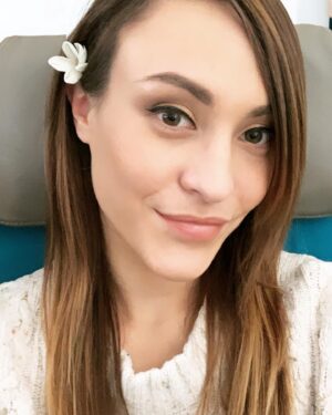 Morgane Enselme Instagram - (EN version below) Au revoir Paris, destination L.A, mais d’abord un petit tour par Tahiti ds le ciel 😁
Encore un super vol avec @airtahitinui et @edreams pour revenir à Los Angeles. Cette fois j’ai découvert encore mieux : à l’arrière de l’avion, pendant TOUT le vol, il y avait des snacks sucrés et salés en libre service. Des petits sandwiches, des kitkat, des sablés... À chaque fois que je revenais, il y avait un truc différent, et je repartais avec un nouveau trésor. Le seul souci du vol, c’est qu’à force de voir Tahiti partout, on finit vraiment par se demander quand est-ce qu’on va y faire un tour. Bon en tout cas si j’y vais, je sais avec quelle compagnie. 😊
.
.
Another great flight with @airtahitinui and @edreams to go back to LA. This time I discovered something even better : there were snacks for everybody in the back of the plane ALL ALONG : mini-sandwiches, kit kat, biscuits... Every time I’d come back, there was something different, and I’d leave with a new treasure. 😊
.
.
#TahitianDreamliner #Edreams #AirTahitiNui #partner // Création de contenu en partenariat avec Edreams, les photos et propos de ce post m’appartiennent et sont sincères.