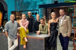 Moritz Bleibtreu Instagram - Danke für die Einladung in den #DinnerClub! 
Es wird lecker und gesellig bei @andreas_caminada_schauenstein!
Mit: @karolineherfurth @carodaur @therealfrankap @kurt_kroemer_berlin und @teddyteclebrhan ! Bald bei @primevideode !
😎😋🇲🇪