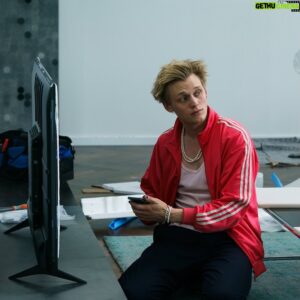 Moritz Bleibtreu Instagram - ick glob et hackt... hier kommt der sogenannte ✨𝒇𝒊𝒓𝒔𝒕 𝒍𝒐𝒐𝒌✨ zur neuen serie #ViktorBringts. Ab dem 30. Mai nur bei Prime Video. cc @moritzbleibtreu und @enzo_brumm 👊