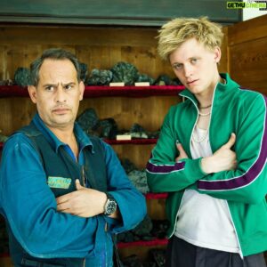 Moritz Bleibtreu Instagram - ick glob et hackt... hier kommt der sogenannte ✨𝒇𝒊𝒓𝒔𝒕 𝒍𝒐𝒐𝒌✨ zur neuen serie #ViktorBringts. Ab dem 30. Mai nur bei Prime Video. cc @moritzbleibtreu und @enzo_brumm 👊