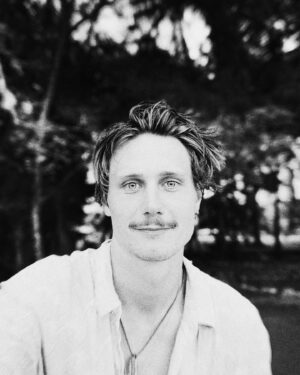 Moritz Jahn Instagram - 🍃I have new music to share with you!🍃 Aquí está mi nueva canción WAS DU BRAUCHST 🌺

Aus der Feder von @fredo_jn , @bafscheipers & mir 🪶 
Viel Spaß damit 🤍🌴🐚✨ liebt und tanzt

#wasdubrauchst #moritzjahn 🥀