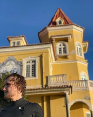 Moritz Jahn Instagram - 🍃I have new music to share with you!🍃 Aquí está mi nueva canción WAS DU BRAUCHST 🌺

Aus der Feder von @fredo_jn , @bafscheipers & mir 🪶 
Viel Spaß damit 🤍🌴🐚✨ liebt und tanzt

#wasdubrauchst #moritzjahn 🥀