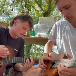 Moritz Jahn Instagram - 🍃I have new music to share with you!🍃 Aquí está mi nueva canción WAS DU BRAUCHST 🌺

Aus der Feder von @fredo_jn , @bafscheipers & mir 🪶 
Viel Spaß damit 🤍🌴🐚✨ liebt und tanzt

#wasdubrauchst #moritzjahn 🥀