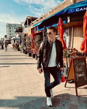 Morten Harket Instagram - Enjoying some time off in LA, looking forward to the next show🇺🇸
#mortenharket #aha #huntinghighandlow