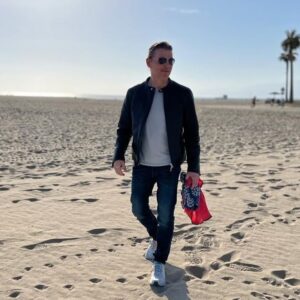 Morten Harket Instagram - Enjoying some time off in LA, looking forward to the next show🇺🇸
#mortenharket #aha #huntinghighandlow