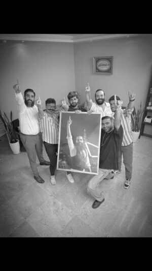 Morteza Rahdani Instagram - چالش با قاب عکس عمو مرتضی 😁
خواستیم یکم متفاوت باشیم 😂🌹
#چالش #چالش_جدید #آرایشگاه_زنانه #آرایشگاهمردانه #خفن #ویدیو #تیزرفیلم