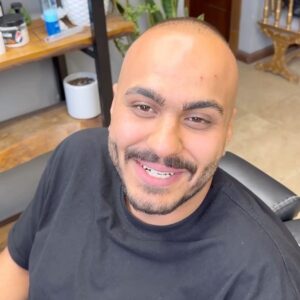 Morteza Rahdani Instagram - بهم گفت اومدم آب بخورم اما موهاشو خوشگل کردیم😂
کی گفته کچل ها نمی‌تونن بیان آرایشگاه
#کچل#ارایشی #کاشت_مو#مو_بلند#زیبایی#خوشتیپ#مدل_کوتاه#مدل_کچل#فان #فان_ارایشگری#بوشهر#ابادان#اهواز#جنوب#مرتضی_راهدان 
@daniyelshahi اصلی🤣🤣