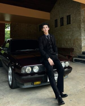 Mos Panuwat Sopradit Instagram - คนที่แต่งตัวเต็มขนาดนนี้ เป็นของคุณนะครับ