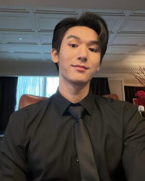 Mos Panuwat Sopradit Instagram - คนที่แต่งตัวเต็มขนาดนนี้ เป็นของคุณนะครับ