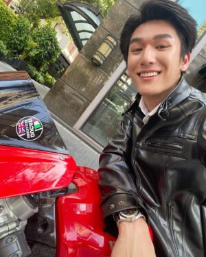 Mos Panuwat Sopradit Instagram - #SunsetxvibesEP2 
ถ้าดูจบแล้วมาซ้อนท้ายแล้วไปด้วยกันนะ