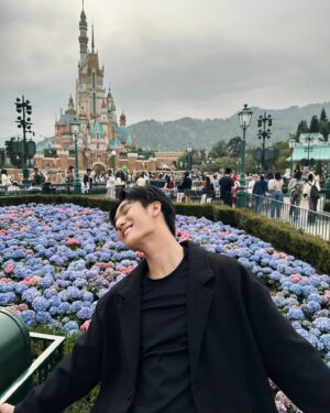 Mos Panuwat Sopradit Instagram - ขอบคุณ “พี่ซัน” ที่ทำให้ผมได้พาแบงค์กี้ไปเที่ยว Disneyland

#sunsetxvibesep3