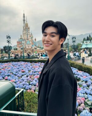 Mos Panuwat Sopradit Instagram - ขอบคุณ “พี่ซัน” ที่ทำให้ผมได้พาแบงค์กี้ไปเที่ยว Disneyland

#sunsetxvibesep3