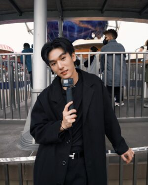 Mos Panuwat Sopradit Instagram - ขอบคุณ “พี่ซัน” ที่ทำให้ผมได้พาแบงค์กี้ไปเที่ยว Disneyland

#sunsetxvibesep3