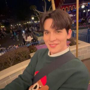 Mos Panuwat Sopradit Instagram - ขอบคุณ “พี่ซัน” ที่ทำให้ผมได้พาแบงค์กี้ไปเที่ยว Disneyland

#sunsetxvibesep3