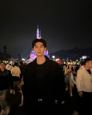 Mos Panuwat Sopradit Instagram - ขอบคุณ “พี่ซัน” ที่ทำให้ผมได้พาแบงค์กี้ไปเที่ยว Disneyland

#sunsetxvibesep3