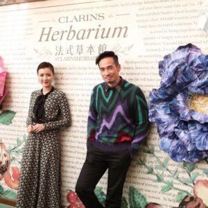 Moses Chan Instagram - 今日同太太一齊出席CLARINS「法式草本館」的開幕亮燈活動,提早感受節日氣氛! 
#ClarinsHerbarium #XmasGift #AdventCalendar #ClarinsHK