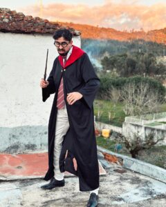 MoveMind Instagram - O meu castelo é uma eira, o fumo é de uma queimada, a capa rota é de me encostar na lareira porque tenho frio, esta é mais uma peruca, aqui é a minha escola onde aprendo diariamente com vocês… este sou eu… Move o mágico  Mind 👊🧙‍♂️🪄🧹👊 
Live pelas 19h com drops ativos, até já