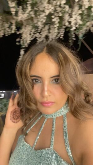 Mridanjli Rawal Instagram - Do you love shimmer look? Yes or No?😋

If yes, tell about your favourite shimmer Color. If no, suggest a better substitute.

Full look in the next video… stay tuned 🤗♥️

:
#insta #content #contentcreator #howtodress #howtodressforweddings #shimmerlook #howtowearshimmer #weddingseason #bridsmaidsdresses