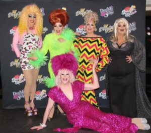 Mrs. Kasha Davis Instagram - Tonight’s COMEDY QUEENS show was at hit at @catskillspride brought to you by @dragme2thestage 💋

Queens @aggydune @ambrosiasalad585 @dariennelake @thorgythor and Me!