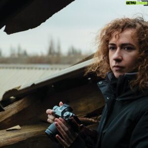 Mstyslav Chernov Instagram - Olga Kovalova @ok.olga_kovalova , dear friend, photographer, and project manager of the Ukrainian Association of Professional Photographers @ukrainian_photographers , was injured by Russian artillery fire on July 19, 2024, in the Donetsk region.
Shrapnel wounds. Arm and chest.
Hoping for your quick recovery.
Photo by @allotrioph, @yalyashenko