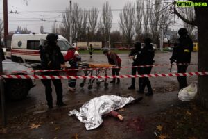 Mstyslav Chernov Instagram - Police and paramedics cover body of a woman killed by Russian shelling in Kherson, southern Ukraine, Friday, Nov. 25, 2022.(Mstyslav Chernov)

#ukraine #russia #invasion #war #medics #kherson #documentaryphotography #documentary #news #apnews