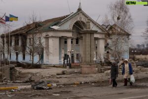 Mstyslav Chernov Instagram - Bucha’s name has come to evoke savagery by Moscow’s military since its full-scale invasion of Ukraine began in February 2022.

Ukrainian troops who retook the town near Kyiv found the bodies of men, women and children on the streets, in yards and homes, and in mass graves.

Many showed signs of torture.

Photo by @mstyslav.chernov 

#Ukraine #russia #invasion #war #warcrimes #bucha #documentaryphotography #photography #news