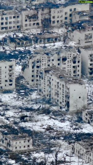 Mstyslav Chernov Instagram - Russian troops destroy Marinka. 

Mariupol, Volnovakha, Popasna, Soledar, Vuhledar, Bakhmut and countless small and large Ukrainian cities and villages were destroyed in the same way this year.

Tough, grim anniversary.

#ukraine #russia #war #invasion #donbas #marinka #bakmut #mariupol