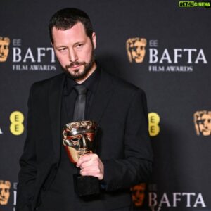 Mstyslav Chernov Instagram - For me is more important than ever to be talking about Ukraine at the @bafta . 
We keep reminding the world about what is happening right now. We live in the time, when we are bombarded by tragedies. We live in a time when every day something terrible happens, and we hear it coming from everywhere: screens, newspapers, social media. And we forget tragedy, that happens yesterday.
So making a documentary, is the only way to preserve this story, preserve symbol or a city which doesn’t exist anymore.
This award is for the people of Mariupol, they have saved our lives.
And for families of hundreds Mariupol defenders, who are still in Russian prisons.

Foto @vlecaer /Invision/AP