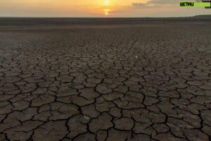 Mstyslav Chernov Instagram - The Kakhovka reservoir is turning into a desert.

25 June 2023 

Photo: @mstyslav.chernov 

#ukraine #russia #war #invasion #crisis #environment  #water #news #sunset