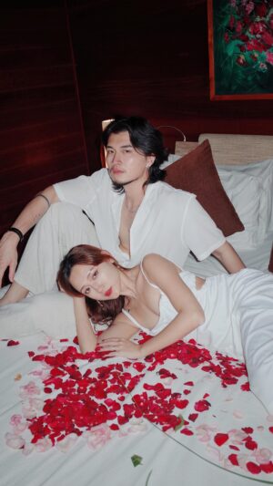 Mu Tung Chi Instagram - 在一起的第888天
我們要像這樣一直保持童心
越活越年輕越活越幼稚
愛妳寶寶🩵