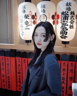 Mu Tung Chi Instagram - 公主切配上最適合的日本❤️‍🔥
終於留到一定的長度來找最佳御用髮型師 @pluus_axon
嘗試公主切 層次剪了😆
整個頭輕盈超多！！
原本的髮真的超厚重，多到設計師一直在碎念🤣
現在隨便撥髮都有隨意的造型感
還把髮色染深了，因為我膚色較黑，以為會整個人暗掉
殊不知超顯白，愛死！！
顏色是永久不敗的亞麻霧棕色😎
#pluus